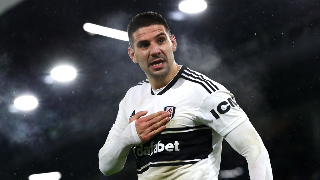 Aleksandar Mitrović u dresu Fulama slavi gol sa rukom na grbu